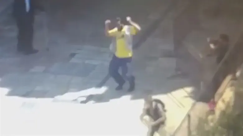 Terrorist draws knife at Damascus Gate