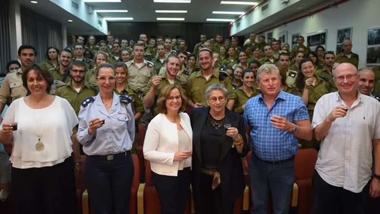 בית החייל בירושלים, הערב