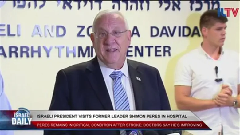 President visits former president in hospital