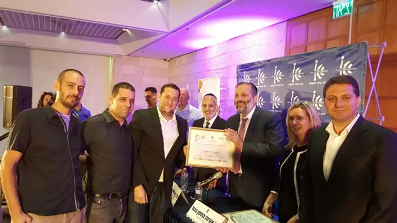 ראש מועצת שומרון יוסי דגן מקבל את הפרס