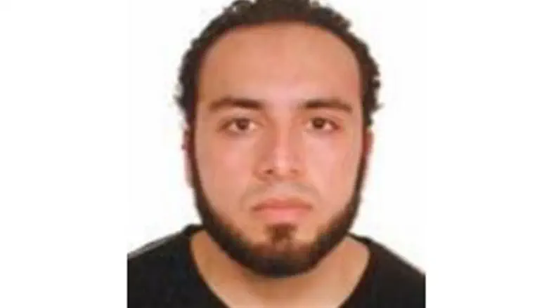 החשוד, אחמד חאן רחמי