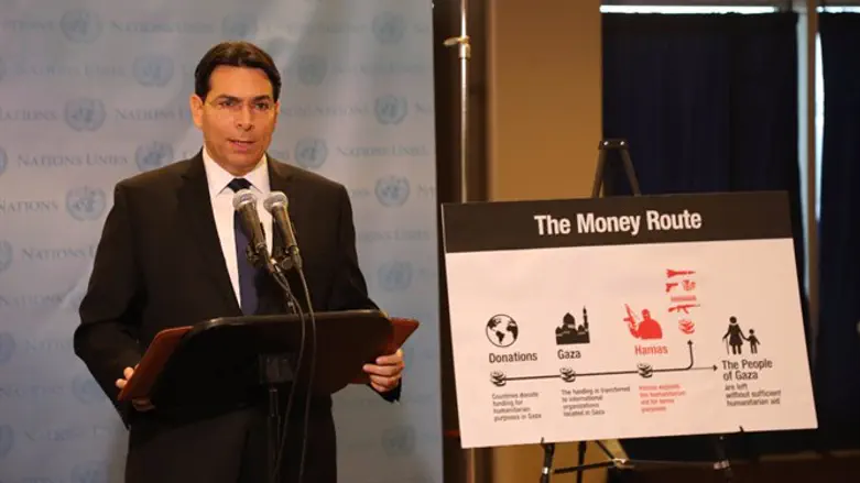 דני דנון, עם תרשים שממחיש את דרך הסטת הכספים