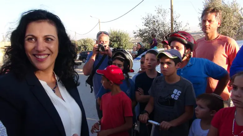 Nurit Koren with residents of Netiv Ha'avot