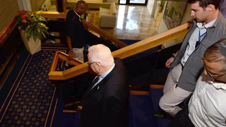 הנשיא בדרך למקלט, הבוקר