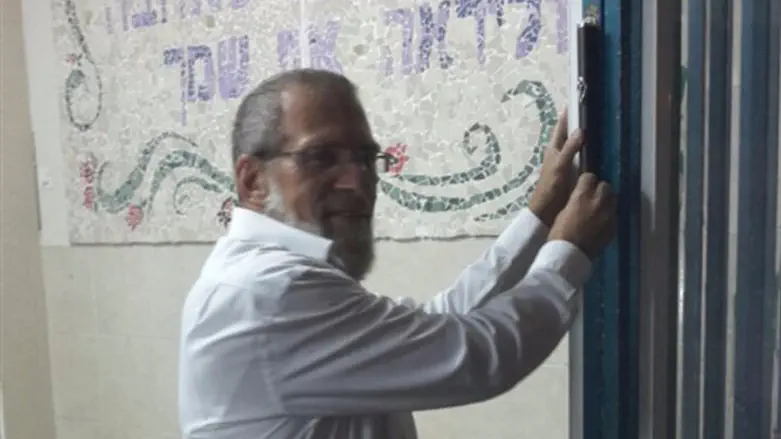 הרב וייסמן קובע מזוזה באולפנה