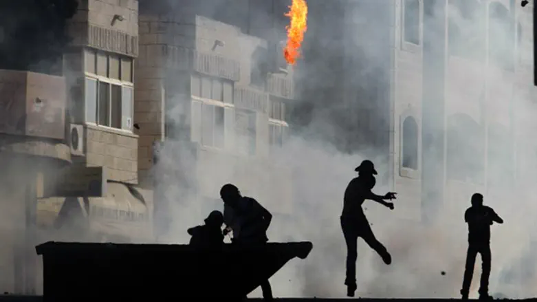Firebomb attack (illustration)