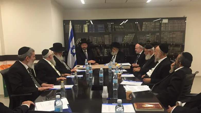 ישיבת הדיינים. הבוקר