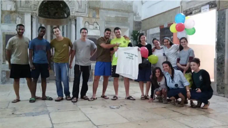 נוער עוטף העתיקה עם החיילים