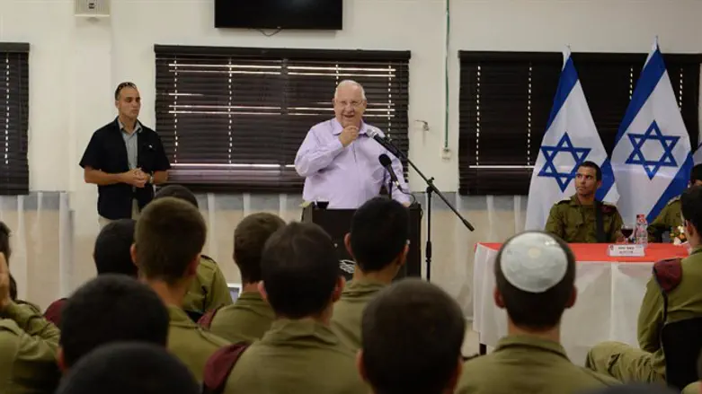 הנשיא ריבלין בהרמת כוסית עם החיילים
