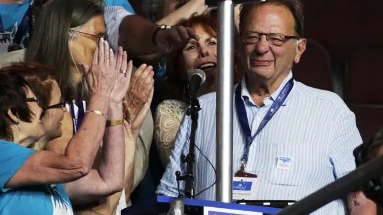 לארי סנדרס מצביע עבור אחיו