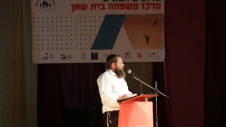 הרב נתן שלו באירוע של מרכז משפחה בבית שאן