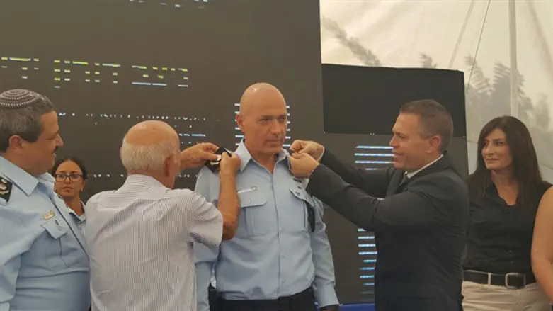 השר ארדן מעניק דרגות במהלך הטקס