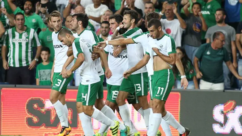 שחקני חיפה חוגגים את שער היתרון הערב