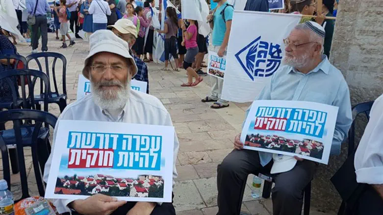 Ofrah residents outside PM's office