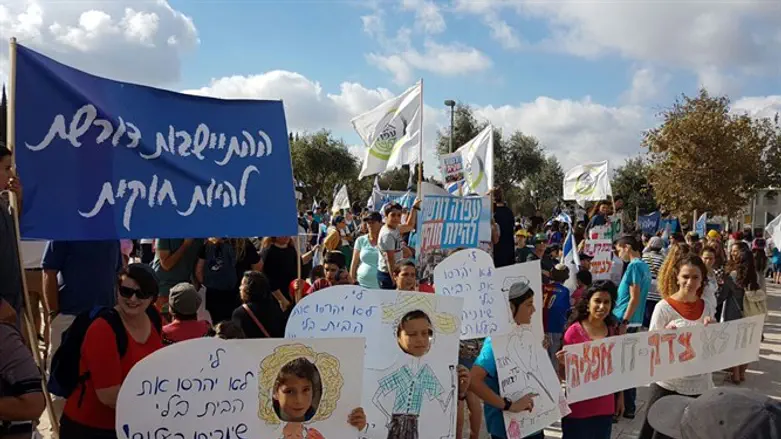 Ofra residents demonstrate in Jerusalem