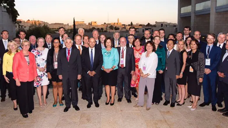 משתתפי הכנס עם השר בנט