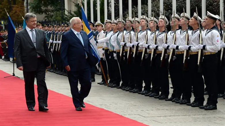 President Rivlin inspects honor guard in Ukraine