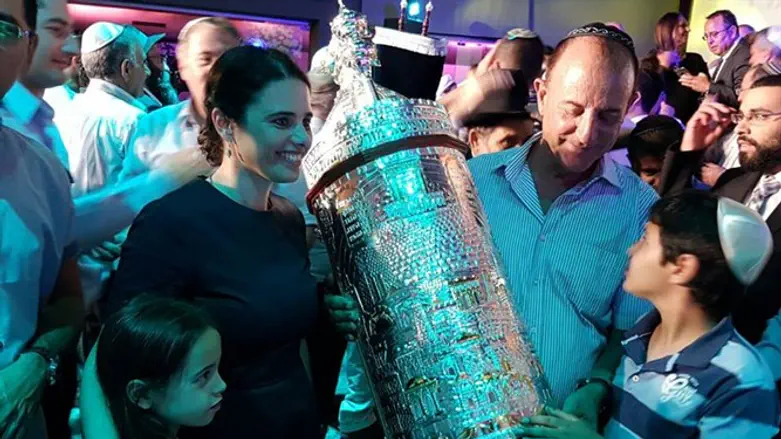 Айелет Шакед, отец и дети во время церемонии