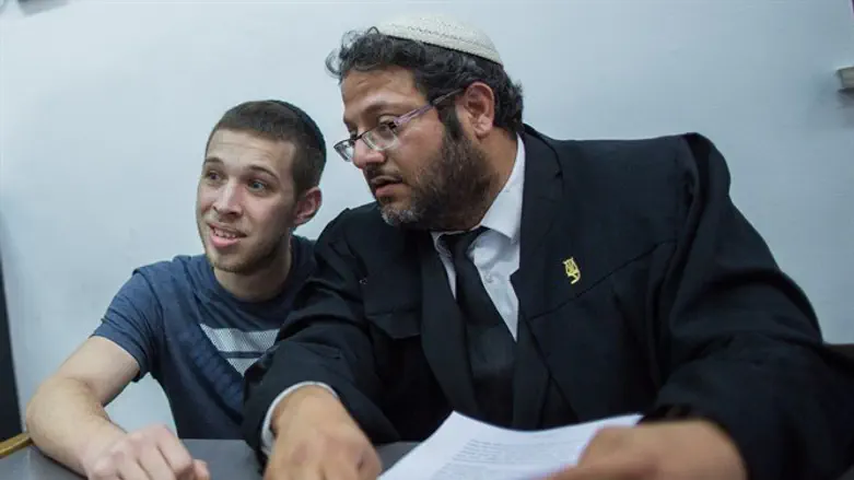 יצחק גבאי ופרקליטו בבית המשפט