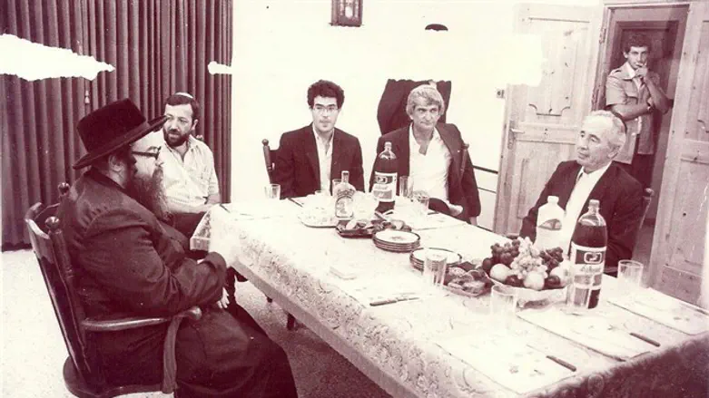 האדמו"ר מבעלז נועד עם פרס ב-88'