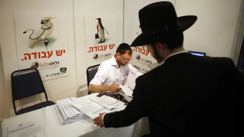 העוני מאלץ יותר ויותר חרדים לחפש חיים טובים יותר. חרדים עובדים