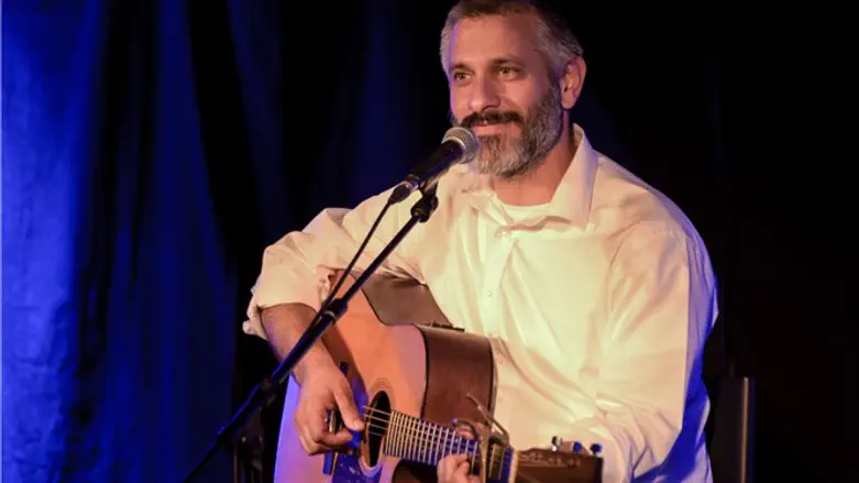 אביתר בנאי בהופעה 