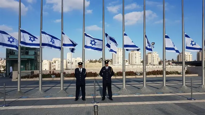 הדגלים בחצי התורן ברחבת הכנסת, אחר הצהריים