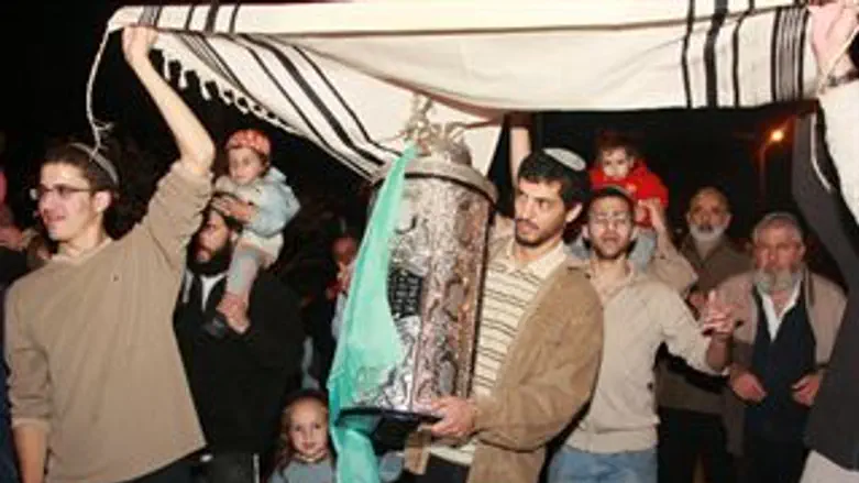 הכנסת ספר תורה בגבעת "מעוז צבי