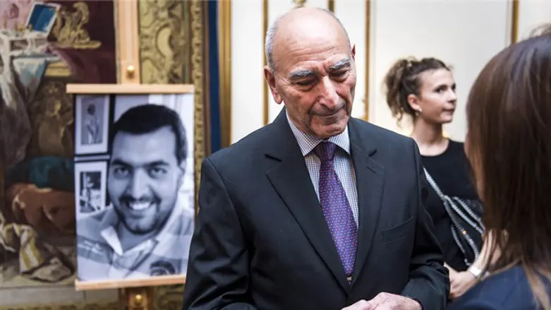 אביו של דן אוזן ליד תמונת בנו