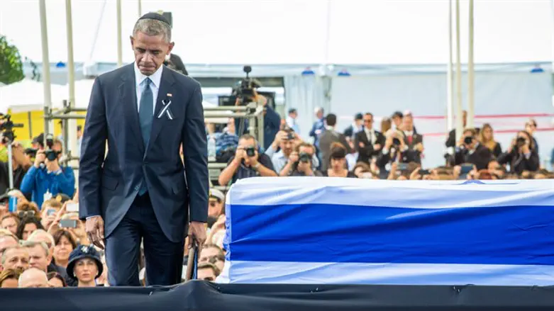 ההספד שנשא על פרס מתאים יותר לממשל שלו. הנשיא אובמה בלוויה