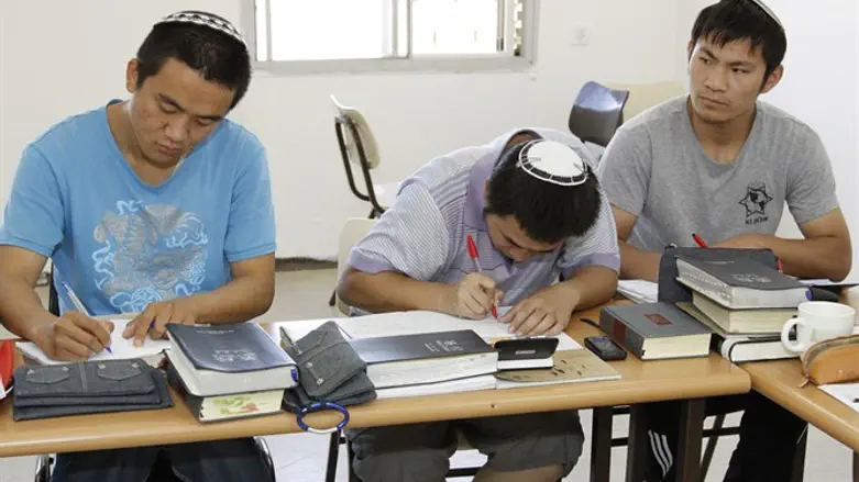 לעניין חוק השבות אין עדיפות למערך הגיור הממלכתי. שיעור למתגיירים בישיבה בגוש עציון