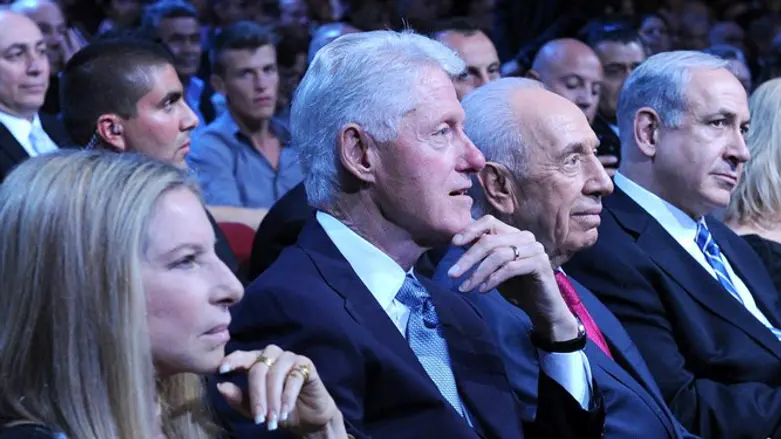 קדימון נאה להלוויה. פרס עם קלינטון וסטרייסנד ביום הולדתו ה-90