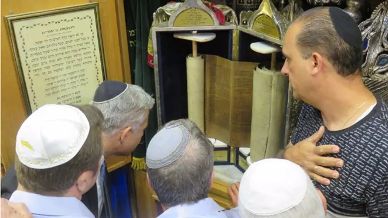 לפיד במהלך הסיור, באחד מבתי הכנסת