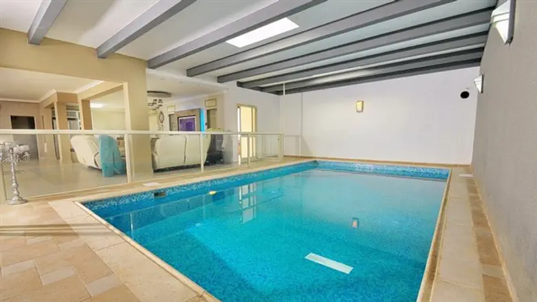 וילה עם בריכה