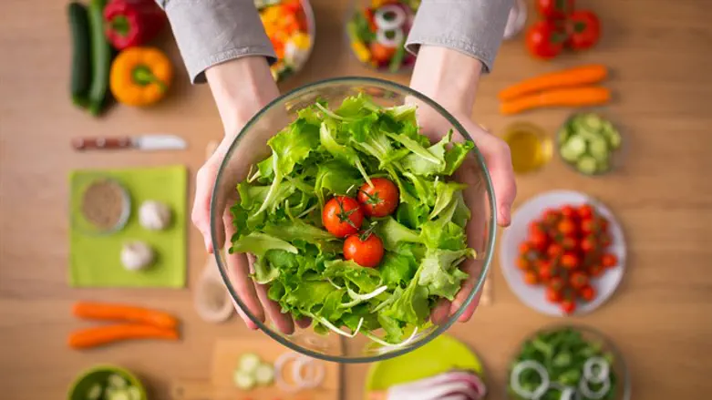 סלט ירקות בישול אפיה מתכון מתכונים מטבח אוכל מזון תזונה בריאות עגבניה עגבניות עלים