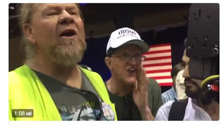 צועקים על העיתונאי