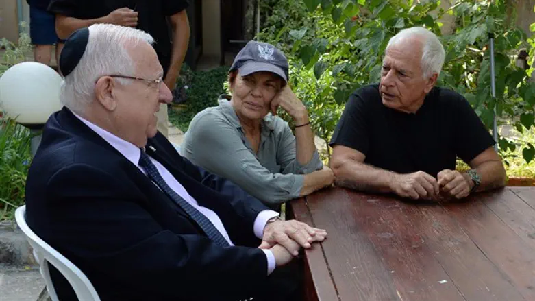 נשיא המדינה עם ההורים השכולים