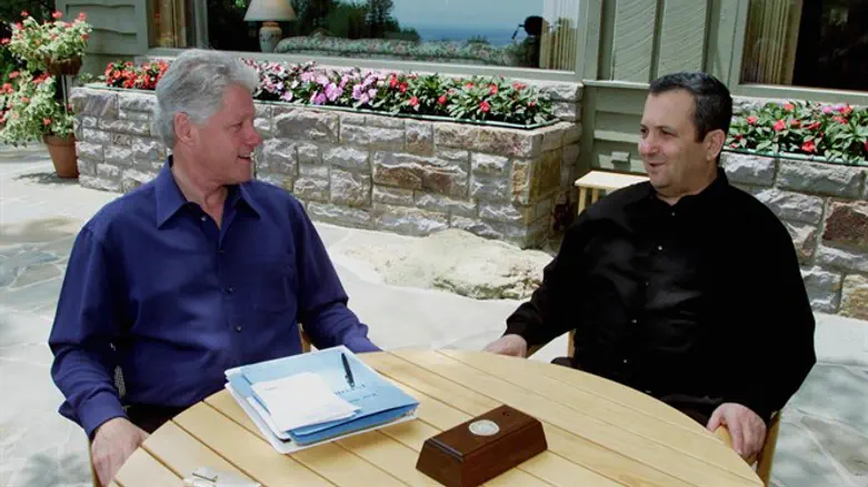 נמנע מלהטיל וטו על ההחלטה האנטי-ישראלית במועצת הביטחון. הנשיא קלינטון עם ראש הממשלה ברק