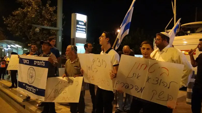 הפגנה בזירת הפיגוע