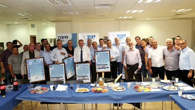 ליברמן עם ראשי הרשויות ואנשי מועצת יש"ע