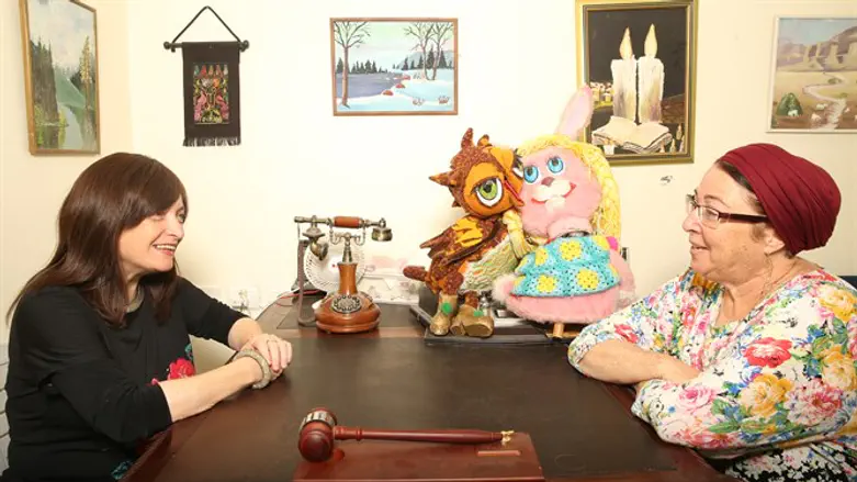 "לא אשנה את גיבורי הספרים שלי כדי להתאים לקהלי יעד שונים".אורנה בורדמן (מימין) ומנוחה פוקס