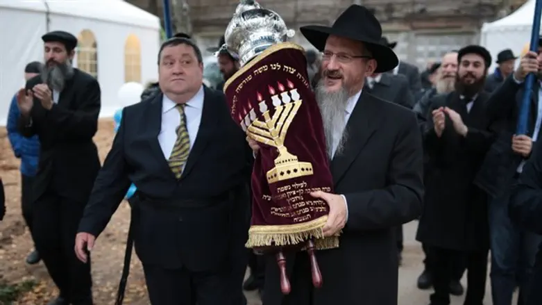 הכנסת ספר תורה לאחד מבתי הכנסת