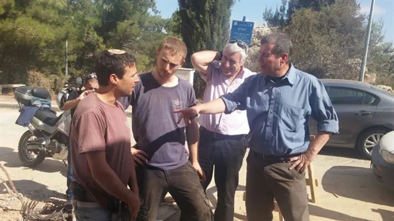 בן ראובן (מימין) הבוקר בעפרה