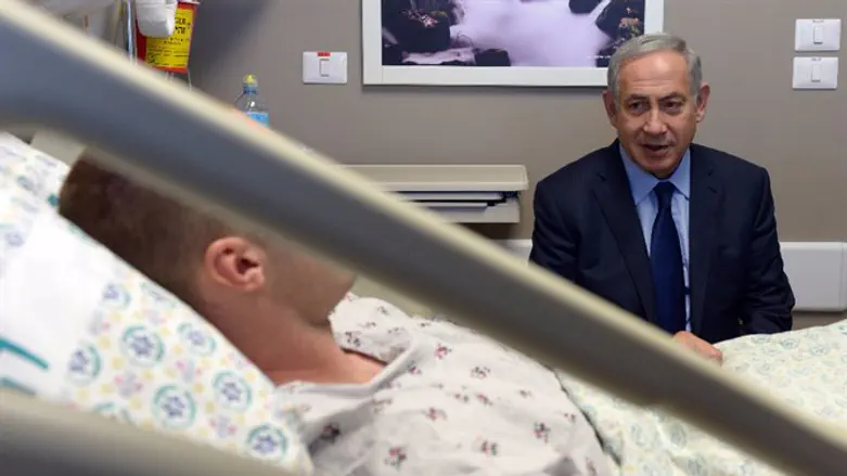 נתניהו מבקר את הלוחם הפצוע, אחר הצהריים