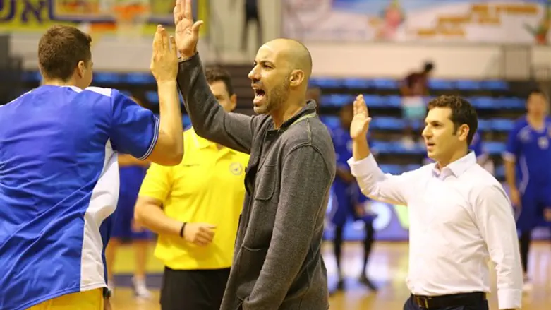 טפירו חוגג ניצחון בכורה העונה