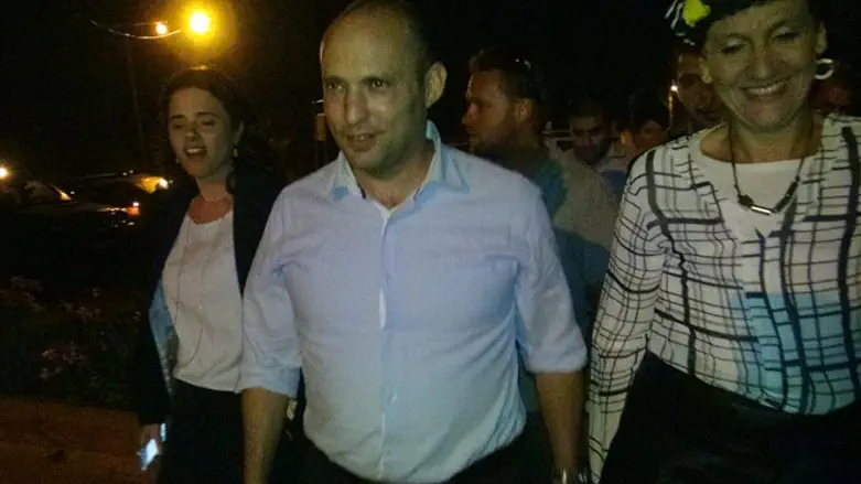 בנט, שקד ומועלם מגיעים לעמונה, אמש