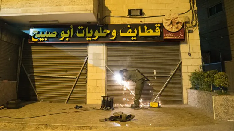 Солдаты закрыли магазин семьи террориста