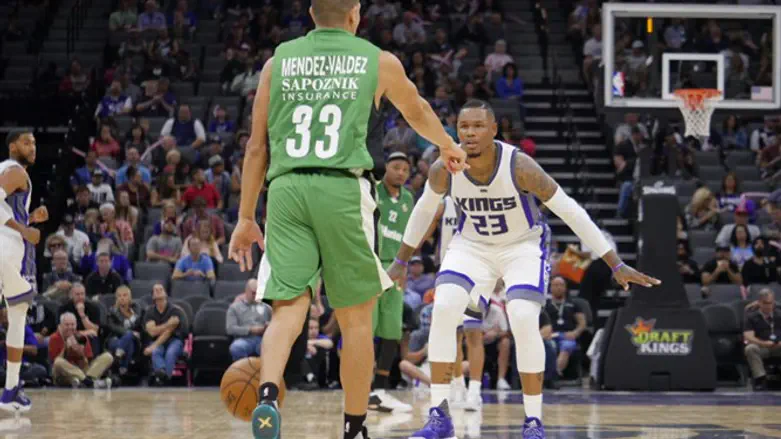 ולדז מנדז מחיפה מול בן מקלמור מהקינגס, במהלך המשחק