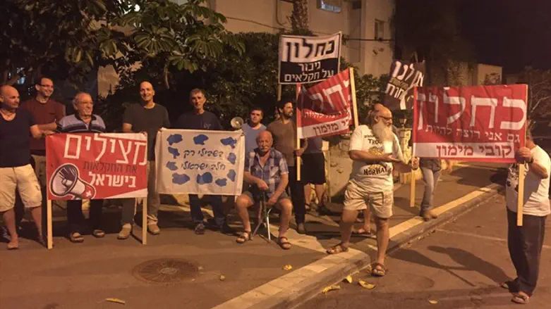 ההפגנה מול ביתו של כחלון
