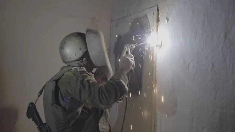 Storage locker being closed in Sh'chem